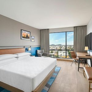 Deluxe King Room City View